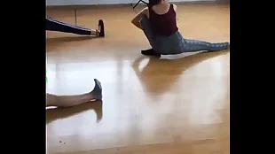 bailarinas estirando les grabo el culo